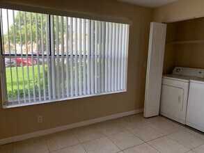 3370 Pinewalk Dr N, Unit 1215 in Margate, FL - Foto de edificio - Building Photo