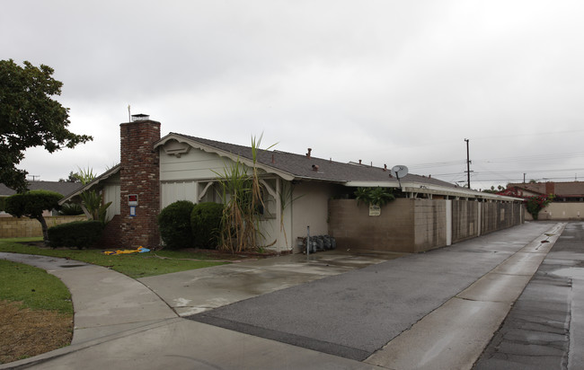 3045 W Coolidge Ave in Anaheim, CA - Building Photo - Building Photo