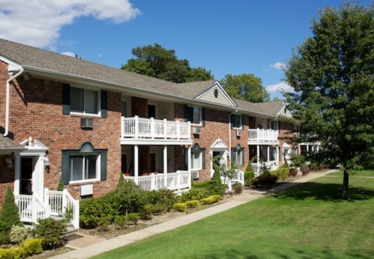 Fairfield At Garfield Estates in Sayville, NY - Foto de edificio