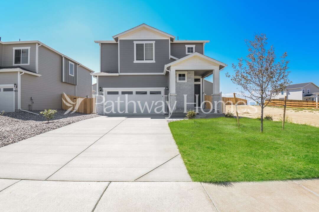 9461 Yampa St in Commerce City, CO - Foto de edificio