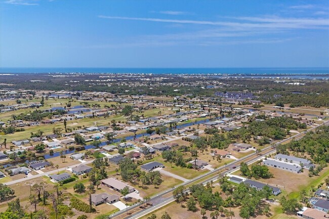 255 Rotonda Blvd W in Rotonda West, FL - Foto de edificio - Building Photo