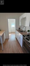 3693 Queen St in Windsor, ON - Foto de edificio - Building Photo