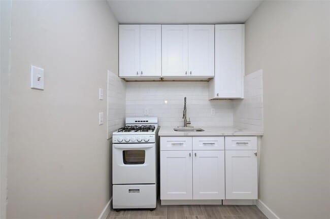 property at 1747 Wroxton Ct