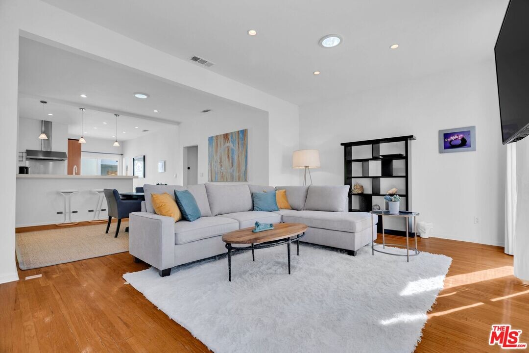 9011 Rosewood Ave in West Hollywood, CA - Building Photo