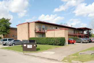 Century Apartments in Houston, TX - Building Photo - Building Photo