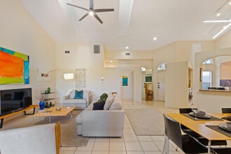 1302 Mahogany Pl in Palm Beach Gardens, FL - Building Photo - Building Photo