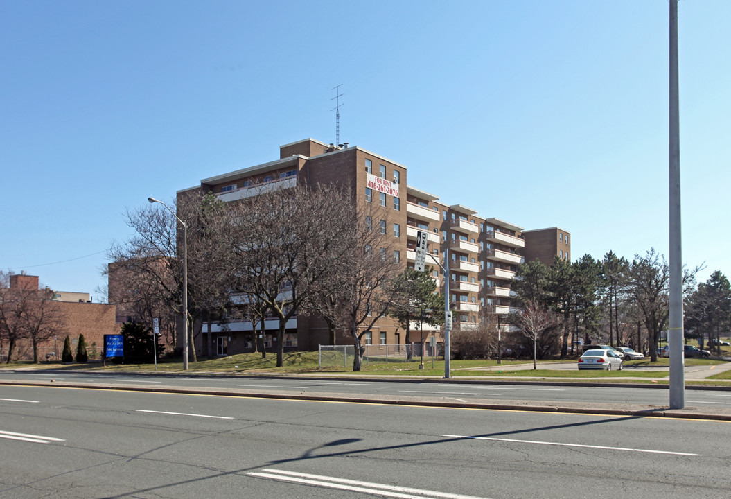 3091 Eglinton Ave E in Toronto, ON - Building Photo