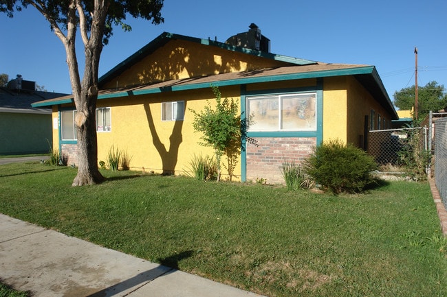 38463 Larkin Ave in Palmdale, CA - Foto de edificio - Building Photo