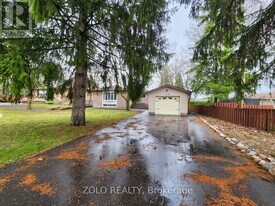 3 Cabot Ct in Aurora, ON - Building Photo