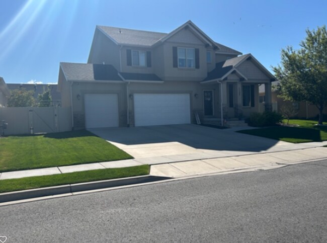 property at 1527 S Bridle Path Loop