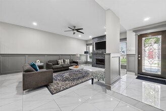 11280 Braes Forest Dr in Houston, TX - Building Photo - Building Photo