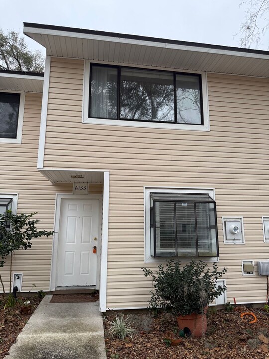 6135 SW 8th Pl in Gainesville, FL - Foto de edificio