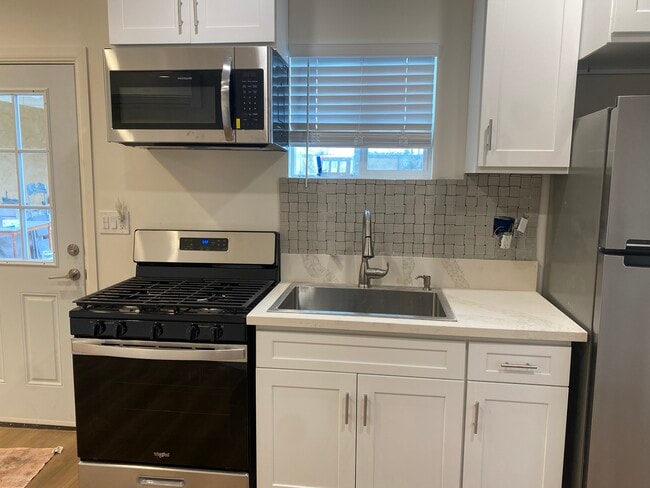 2425 N Parish Pl in Burbank, CA - Building Photo - Building Photo