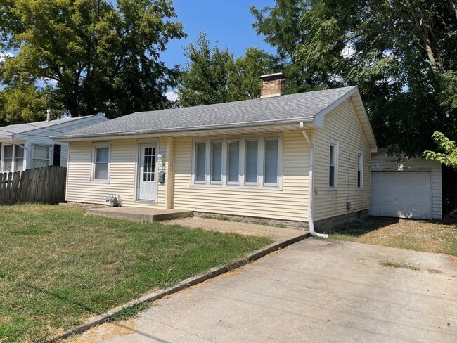 1238 E Bon Air Ct in Decatur, IL - Foto de edificio - Building Photo