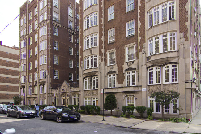 Cyril Court Apartments in Chicago, IL - Building Photo - Building Photo