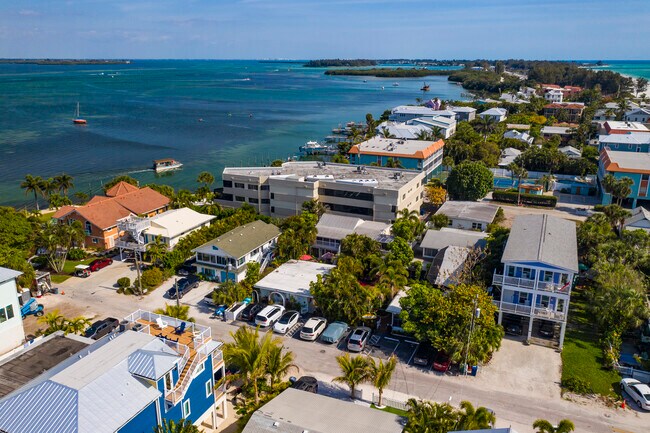 Island Getaway in Bradenton Beach, FL - Building Photo - Building Photo