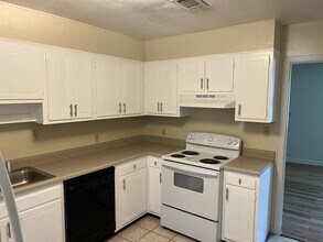 9 Eglin Pky NE, Unit Shalimar Rentals in Fort Walton Beach, FL - Foto de edificio - Building Photo