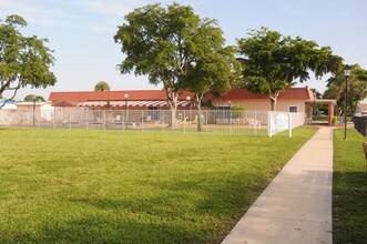Country Knoll Manufactured Home Community in Pompano Beach, FL - Building Photo - Building Photo