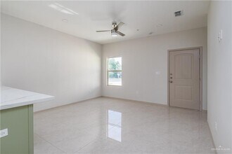 22 Galveston Ave in McAllen, TX - Foto de edificio - Building Photo