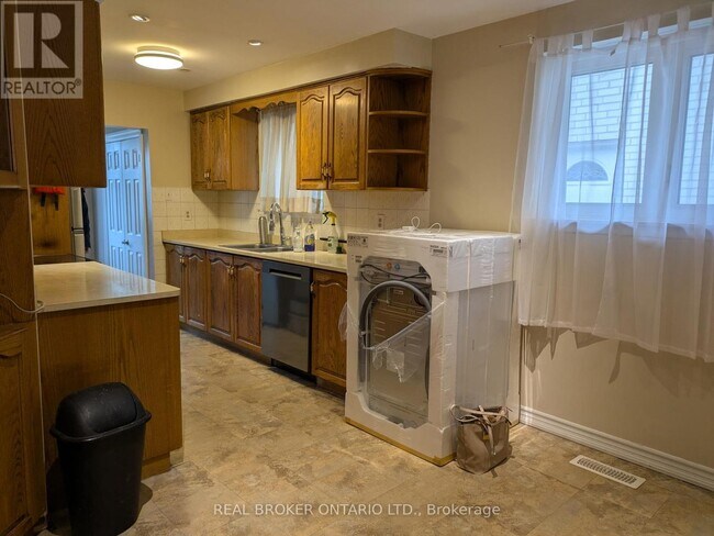 3364 Cedar Creek Dr in Mississauga, ON - Building Photo - Building Photo