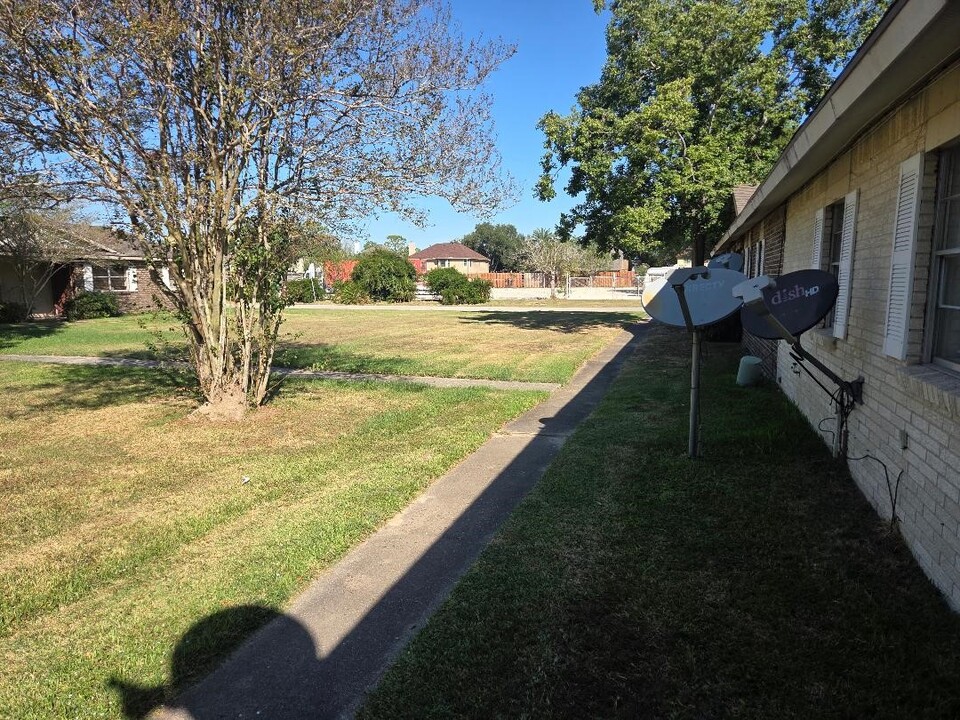 2000 Bahama Dr in Seabrook, TX - Building Photo