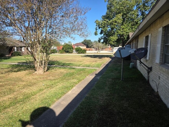 property at 2000 Bahama Dr