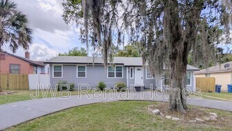 646 Stanwick Rd in Jacksonville, FL - Building Photo