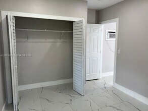 922 NW 2nd St, Unit 4 in Miami, FL - Foto de edificio - Building Photo