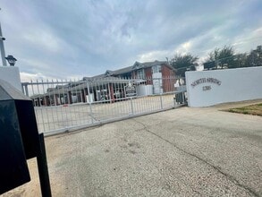 1205 International Blvd in Laredo, TX - Foto de edificio - Building Photo