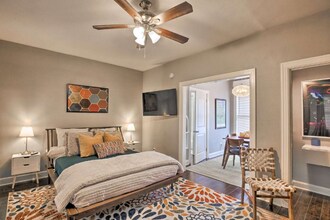 209 E Rosewood Ave in San Antonio, TX - Foto de edificio - Building Photo