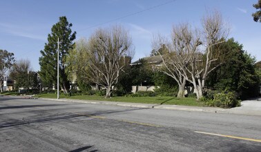 170-196 Admiral Way in Costa Mesa, CA - Foto de edificio - Building Photo