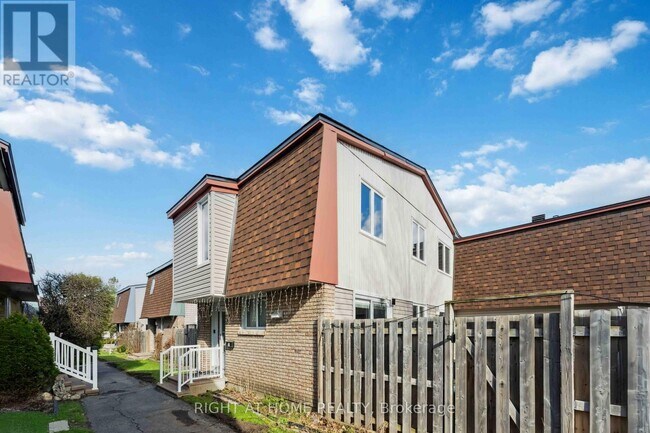 2057-2057 Jasmine Crescent in Ottawa, ON - Building Photo - Building Photo