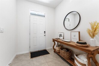 33105 Major Oak Dr in Wesley Chapel, FL - Foto de edificio - Building Photo
