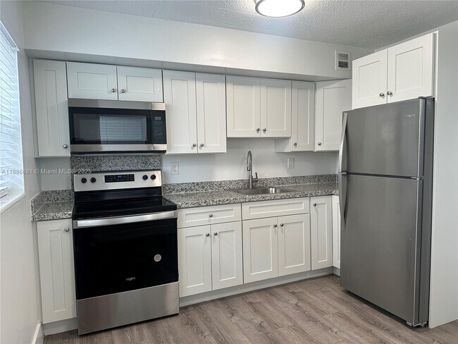 2500 Johnson St in Hollywood, FL - Building Photo - Building Photo