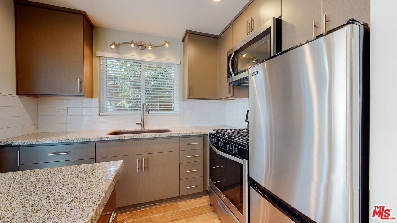 10333 Santa Monica Blvd in Los Angeles, CA - Building Photo