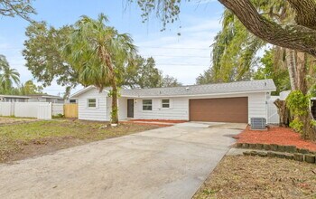2255 S Lagoon Cir in Clearwater, FL - Building Photo - Building Photo