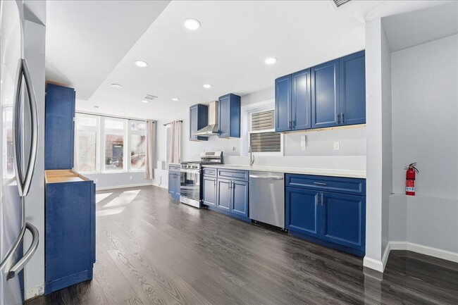 225 Freeman Ave in Jersey City, NJ - Building Photo - Building Photo