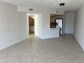 8353 Lake Dr, Unit 405 in Doral, FL - Building Photo - Building Photo