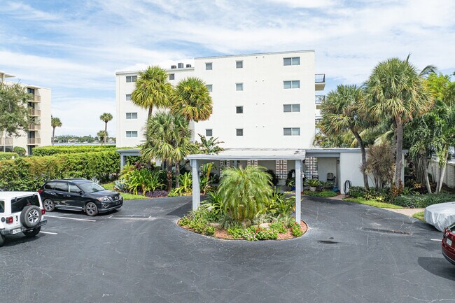 James Place Condominiums in Lantana, FL - Building Photo - Building Photo