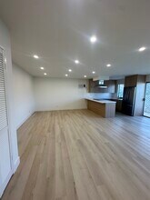 8223 Blackburn Ave, Unit 206 in Los Angeles, CA - Foto de edificio - Building Photo