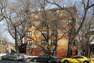 1360 W Touhy Ave in Chicago, IL - Building Photo - Building Photo