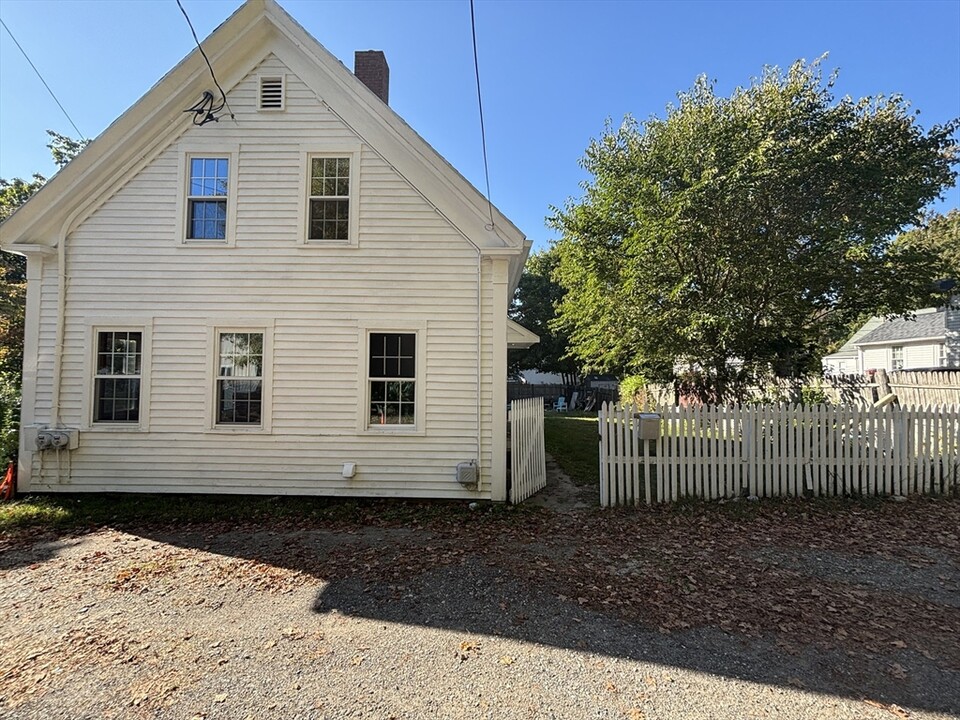 18 Bolton Pl in Bridgewater, MA - Building Photo