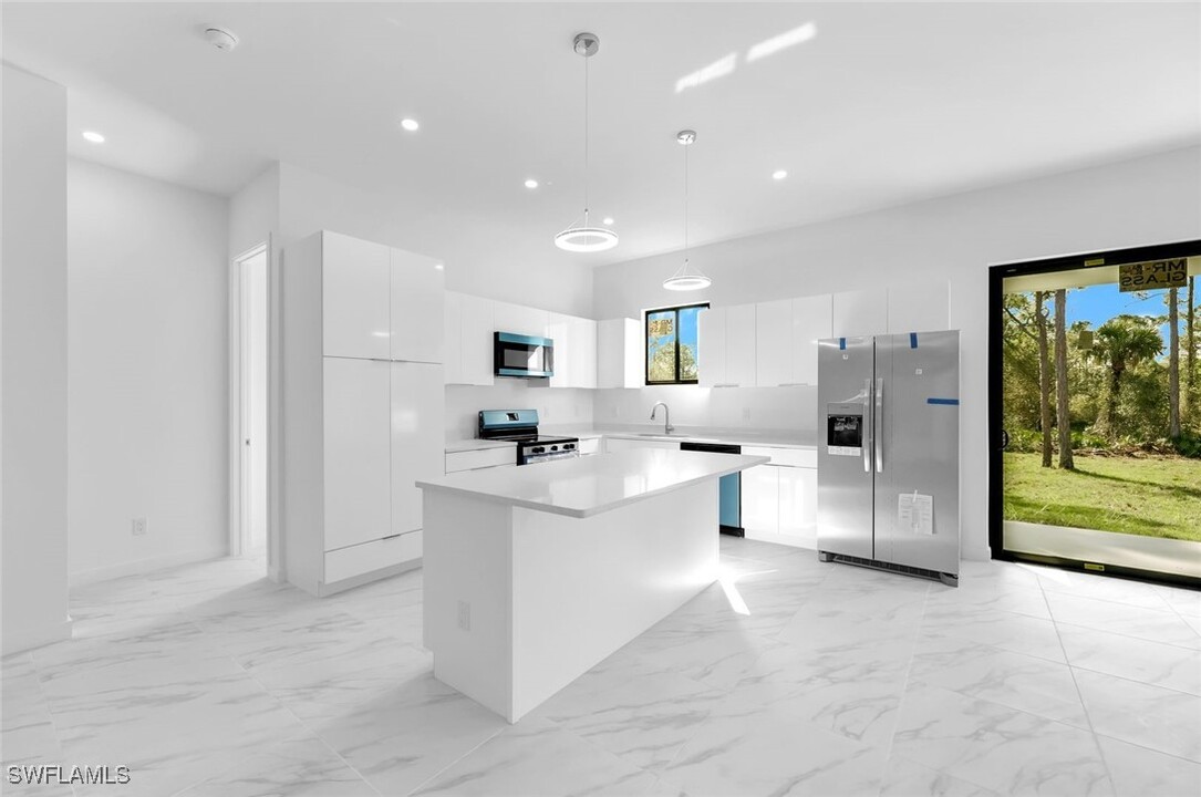 846 Cadis St E in Lehigh Acres, FL - Foto de edificio