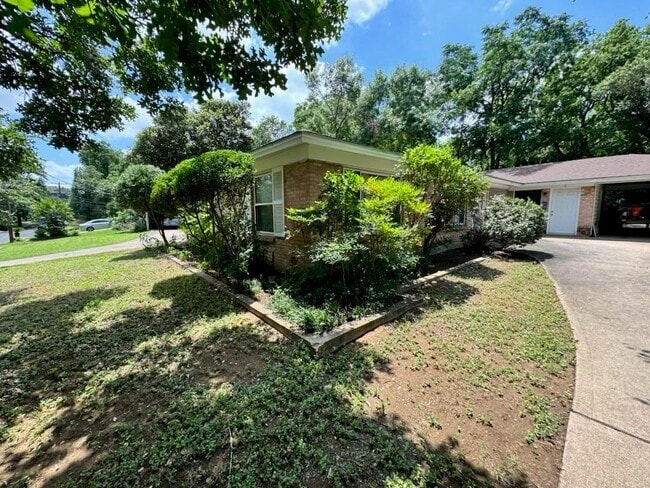 1900 Fairlawn Ln in Austin, TX - Building Photo - Building Photo