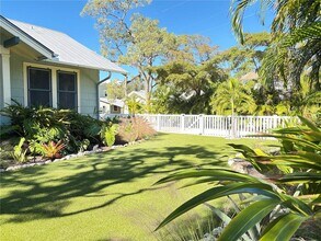 324 Julia Pl in Sarasota, FL - Building Photo - Building Photo