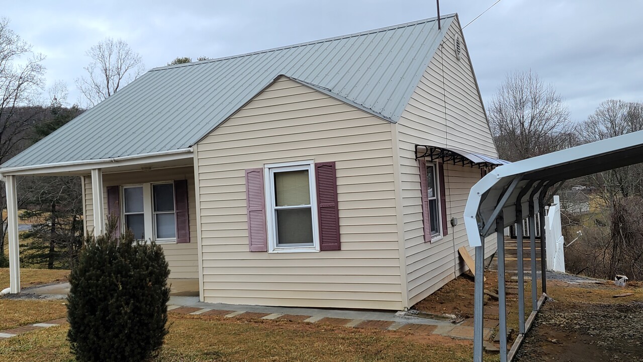 300 Grayson St in Sparta, NC - Building Photo