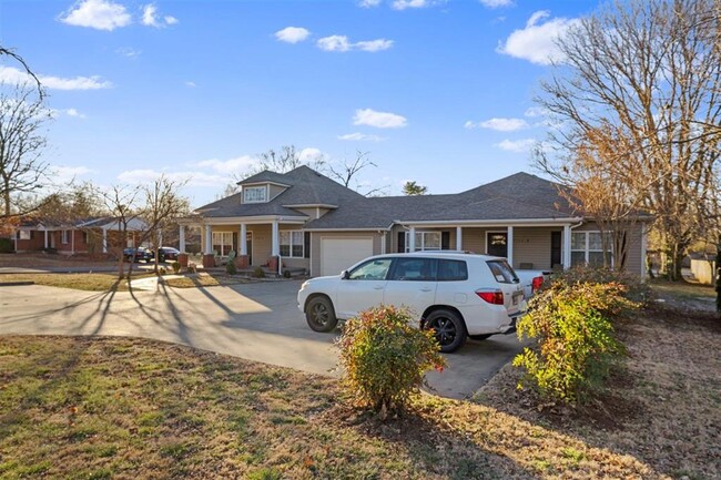 1715 Smallhouse Rd in Bowling Green, KY - Building Photo - Building Photo