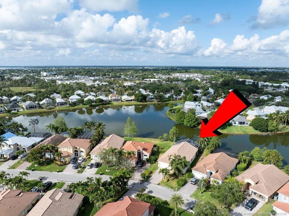 2096 NW Marsh Rabbit Ln in Jensen Beach, FL - Foto de edificio
