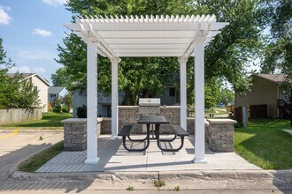 The Hampton at Coral Ridge in Coralville, IA - Building Photo - Building Photo