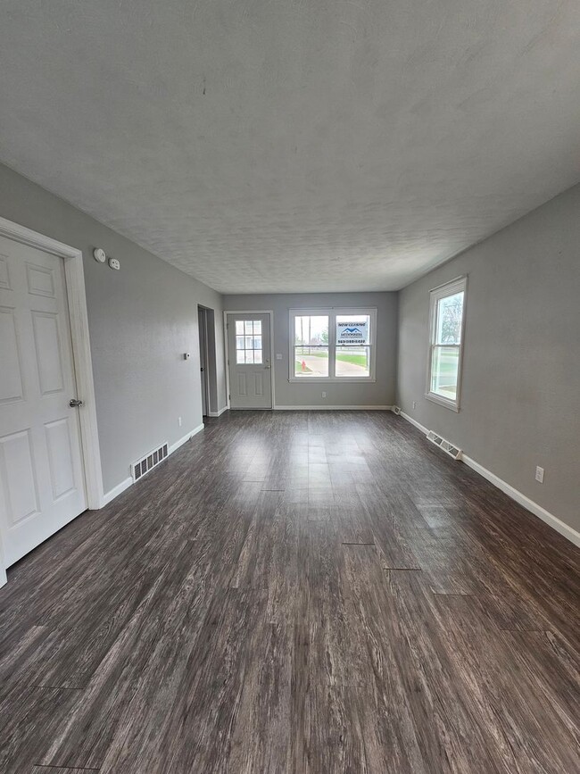 101 W Spring St in Eldridge, IA - Building Photo - Building Photo